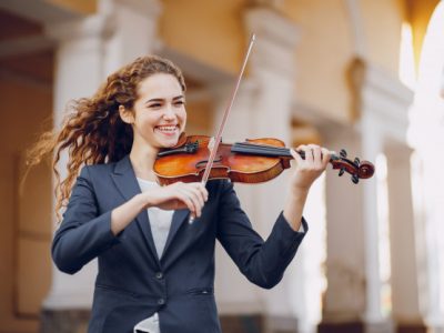 girl-with-violon_1157-8507